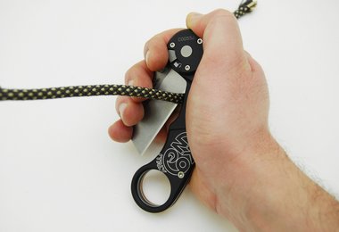 Kong K-Blade, das perfekte Messer zum Seildurchschneiden.
