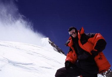 Alfred Schreilechner im Windy Col (Broad Peak 7800m), Blick Richtung Gipfelgrat.