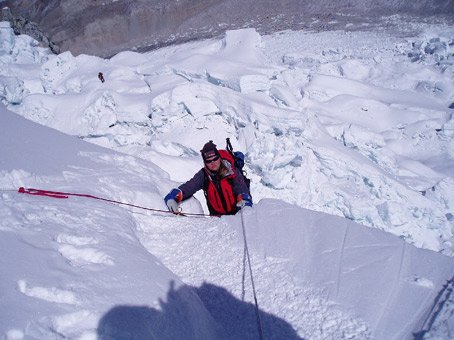 "Fix-rope" gesichert geht es durch den Eisbruch.