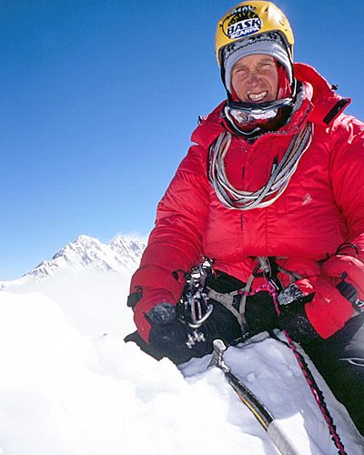 Varlery Babanov auf dem Gipfel. Im Hintergrund der Kangchenjunga © Valery Babanov