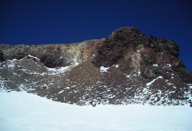 Jetzt mit Schnee gefüllt der Krater am Ojos del Salado