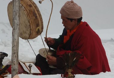 Ein Lama aus Samagaon zelebrierte liebevoll unsere Expeditionspuja