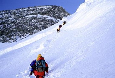 Bergsteiger beim Gipfelversuch am Weg zum Windy Col (Broad Peak, ca. 7500m).