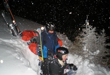 Bis die Bergrettung nach dem Lawinenunglück eintraf, bauten sich Daniel B. und Stina S. eine Schneehöhle.