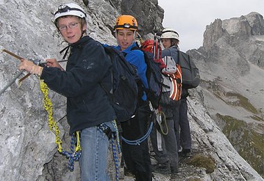 Gerade für Jugendliche und leichtgewichtige Klettersteiggeher ist ein geringer Fangstoß sehr wichtig, herkömmliche Seilbremsen sind da eher ungeeignet…