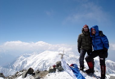 Das Bergsteigerpaar Stitzinger und von Melle am höchsten Punkt während des ersten Gipfelgangs. Foto: Archiv Stitzinger