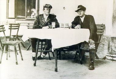 Steiner Franz und Irg am Tag nach der Erstbesteigung (Archiv ÖAV Haus im Ennstal)