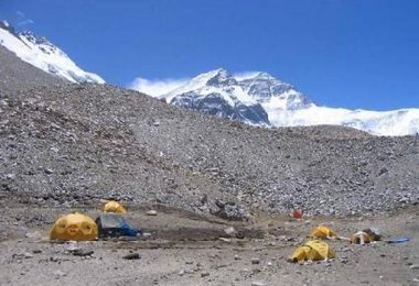 Everest Nordwandbasislager 5550 m - immer noch 5 Gehstunden zum Wandfuss  Foto: Stefan Nestler