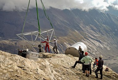 Das neue Glocknerbiwak wurde mit dem Hubschrauber angeliefert (Foto: Alpenverein/ Fabio Keck)