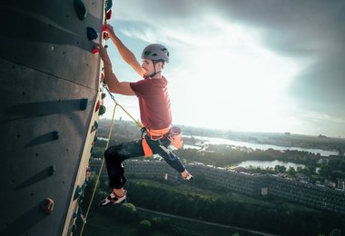 Adam Ondra klettert an der Fassade von CopenHill, Denmark (c) Petr Chodura