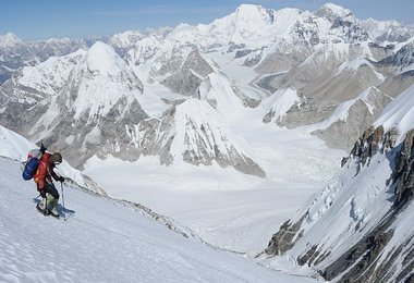 Abstieg zum Nordsattel – links Pumori, rechts Cho Oyu und Gyachung Kang © Ralf Dujmovits