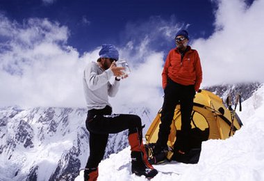 Peter Guggemos (re.) und Chris Stangl (li.) im Camp auf 6700m (Broad Peak)
