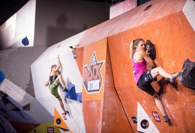 Janja Garnbret (l) und Jessica Pilz (r) im Superfinal-Duell um den Tagessieg  (coypright Elias Holzknecht)