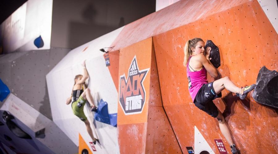 Janja Garnbret (l) und Jessica Pilz (r) im Superfinal-Duell um den Tagessieg  (coypright Elias Holzknecht)