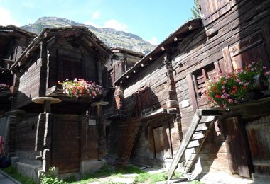 Ein altes Holzhaus in Zermatt