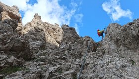 In der Schlucht, immer wieder kurze, steile Aufschwünge - Ferrata Paolin Piccolin.